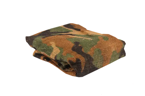 opgevouwen jute camouflagedoek