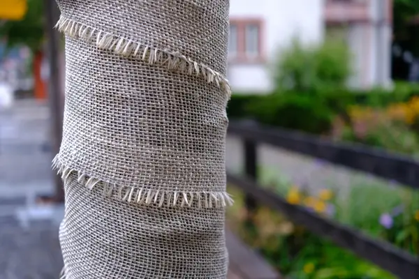 boomstam met jute eromheen gewikkeld
