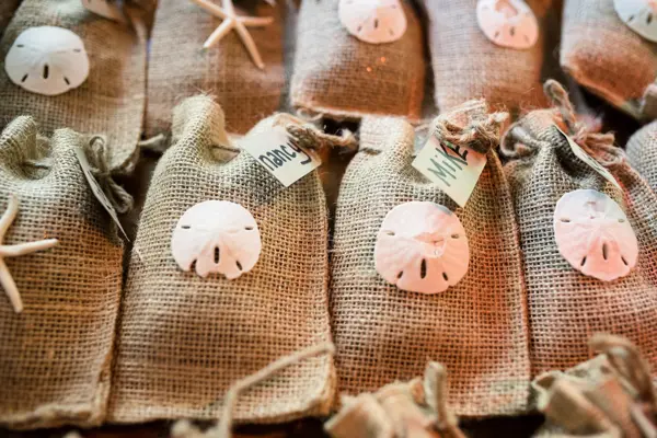 kleine jute zakjes ter decoratie en als cadeauverpakking